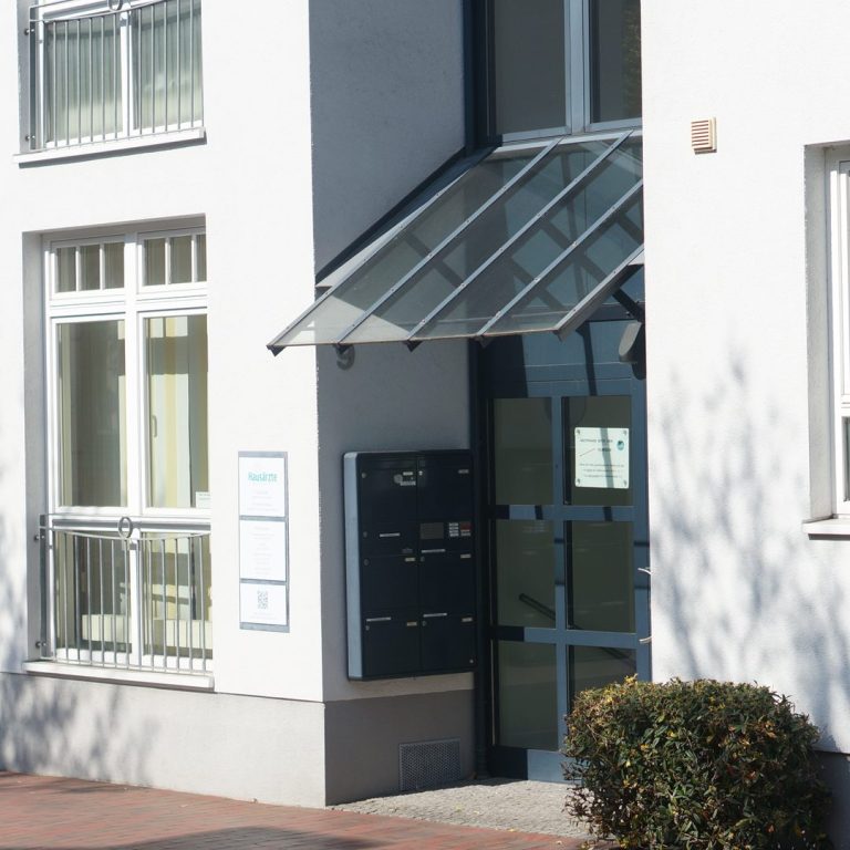 Praxiseingang Ansicht des Gebäudes